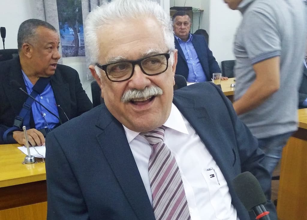Vereador Domingos pede à Prefeitura, recuperação de pontos de ônibus