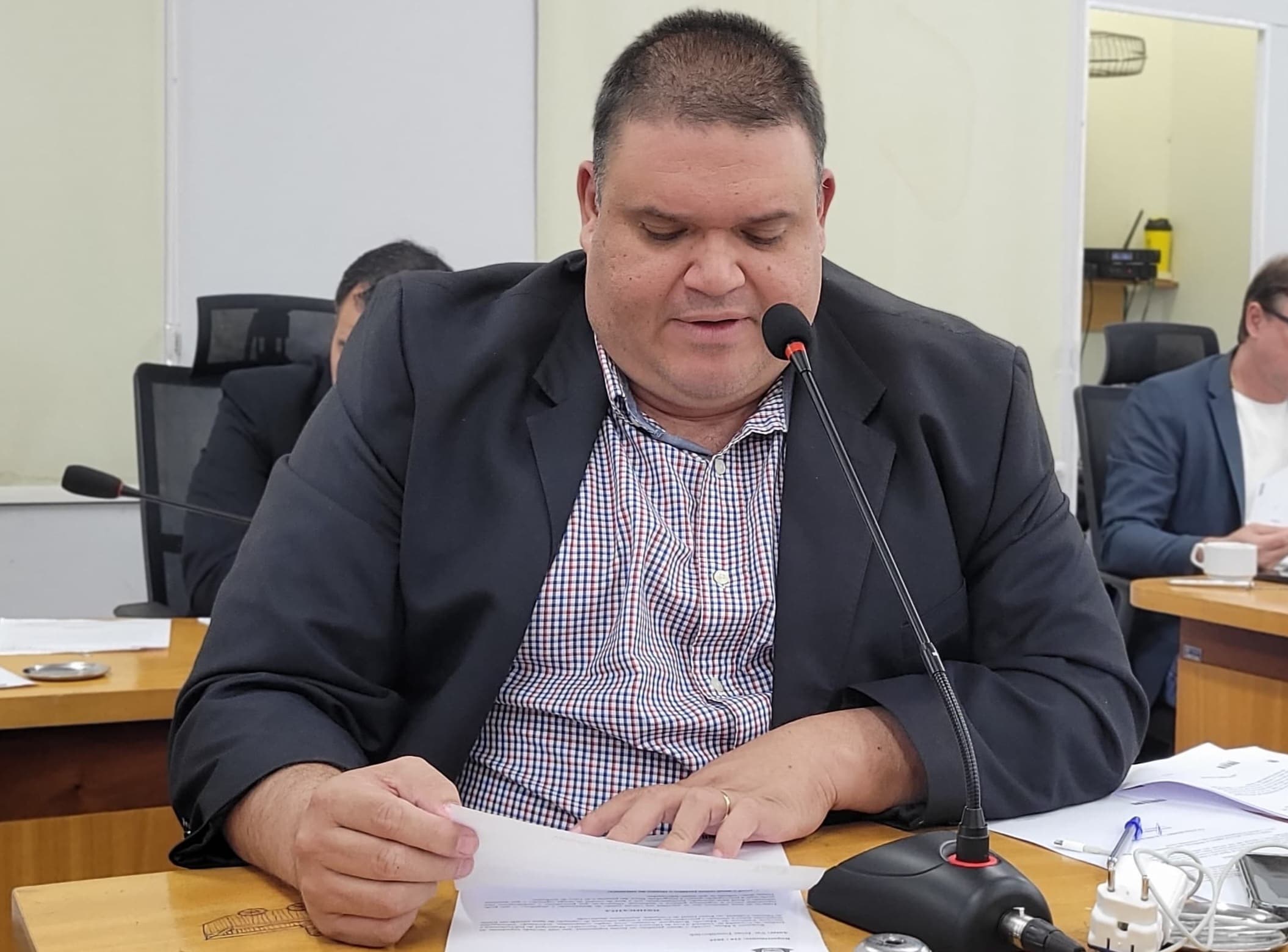 Jovan busca informações sobre reajuste salarial dos servidores municipais