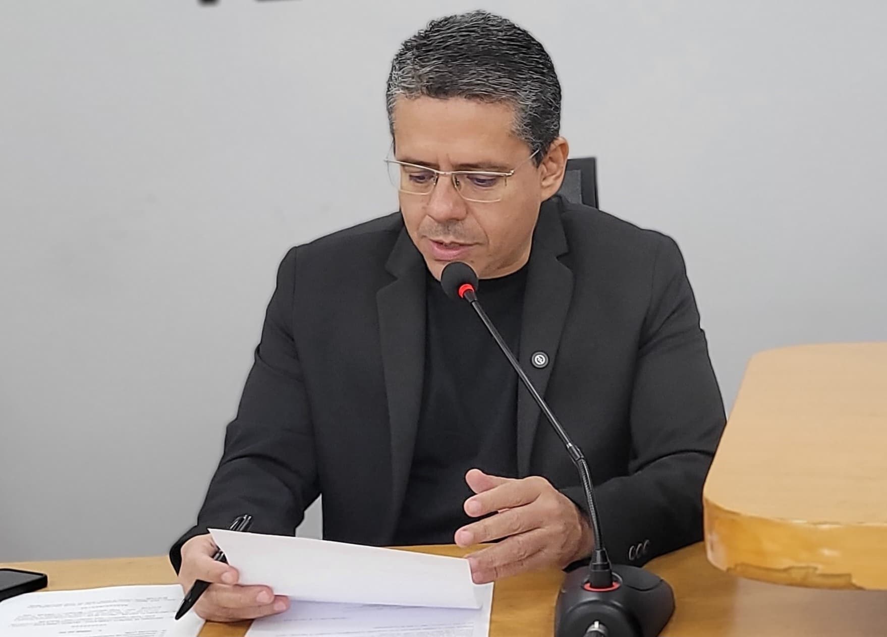 Alexandre busca informações sobre contratação de profissionais da saúde