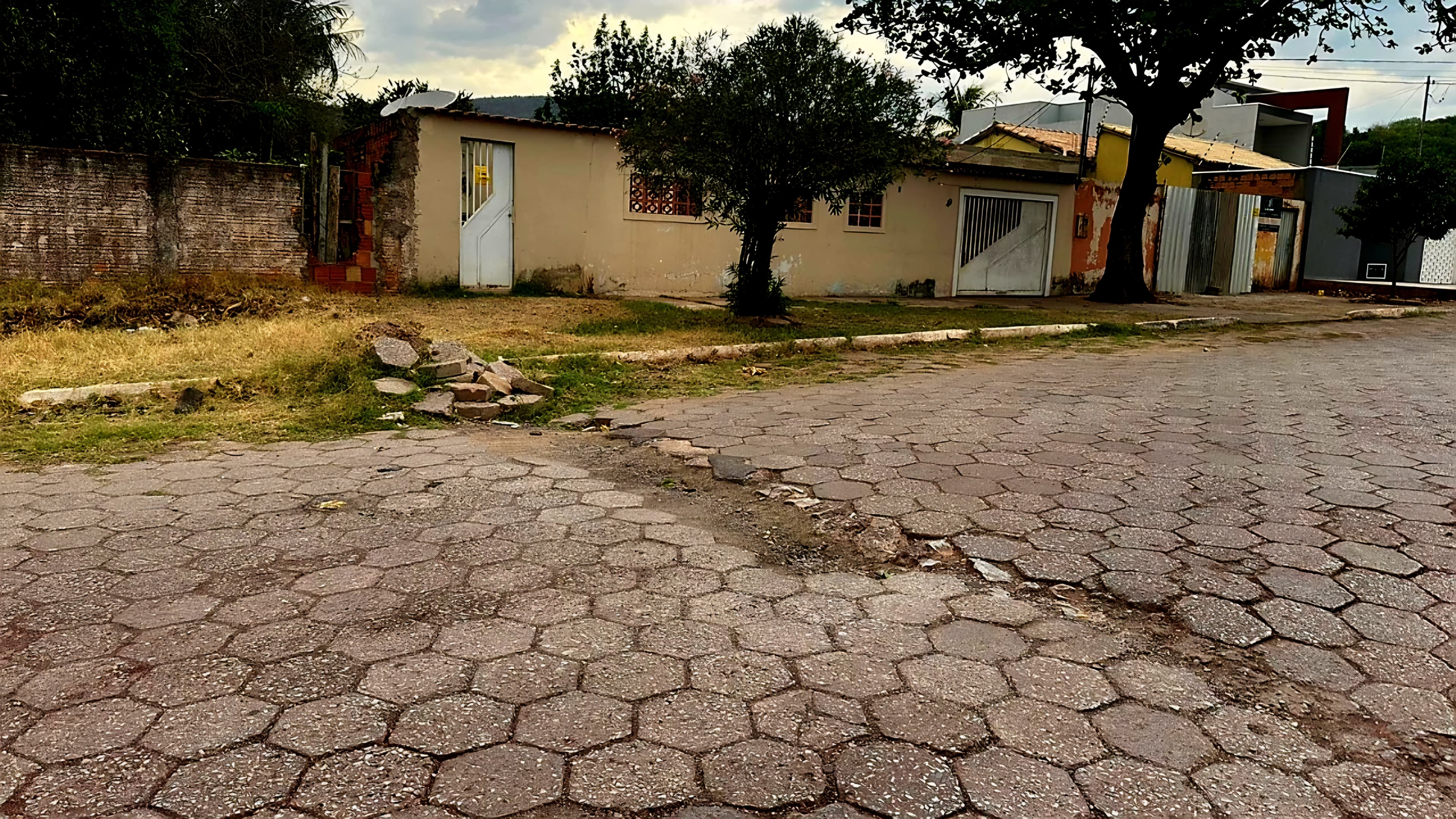 Na Câmara, Nanah cobra recuperação do pavimento da Rua Rubi