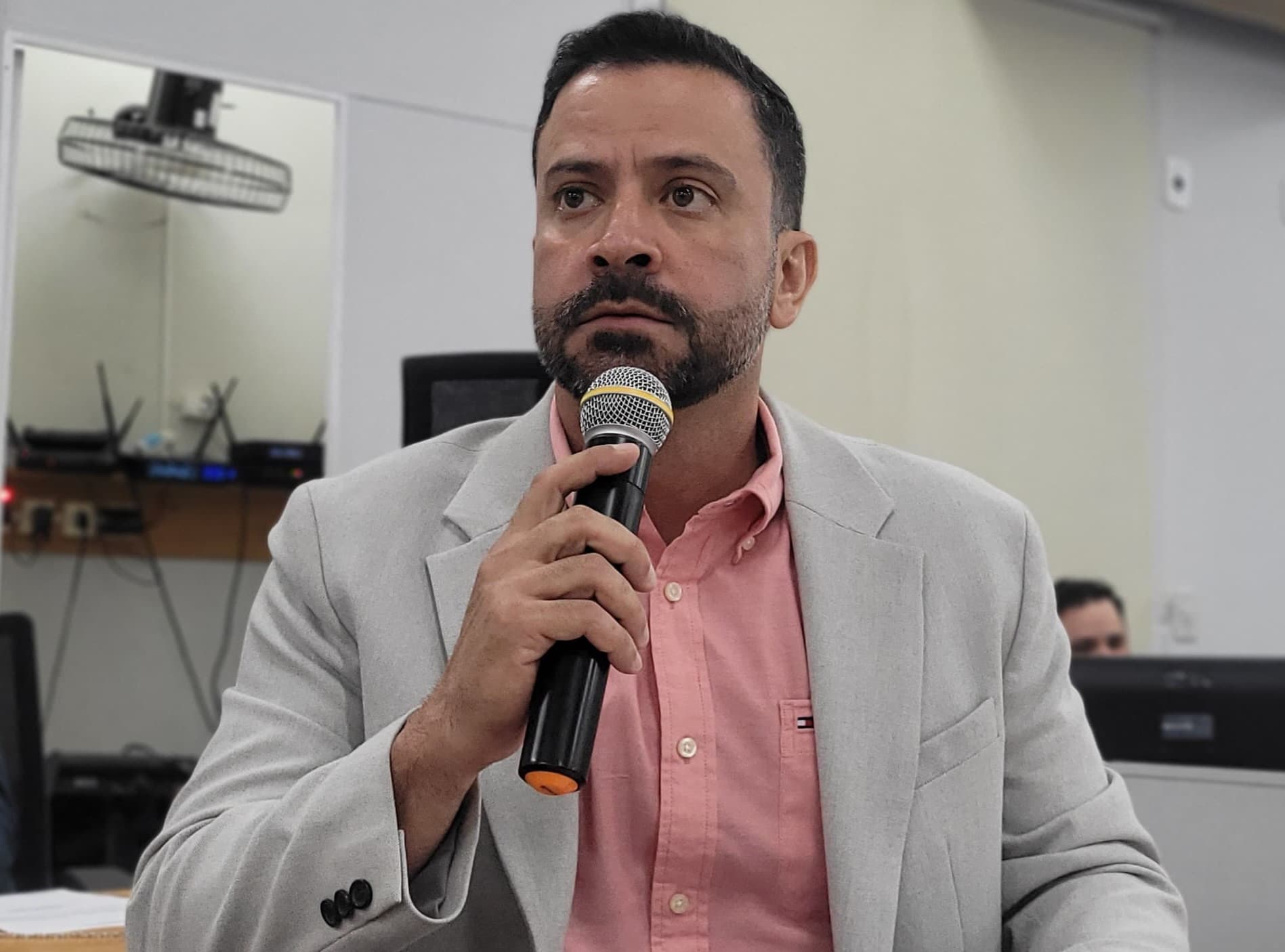 Elinho diz que é preciso revitalizar a sinalização de trânsito na área urbana