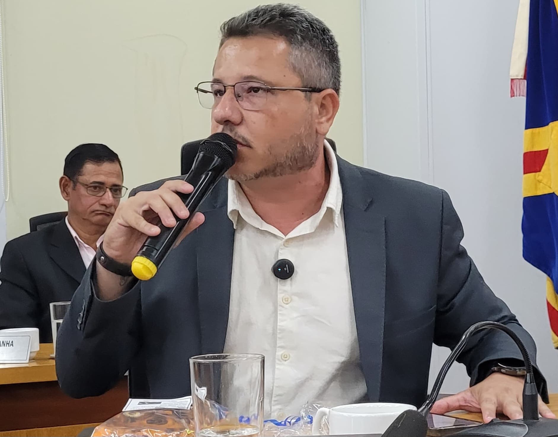 Cazarin sugere a senador, Lei Federal que cria protocolos para atendimento a pessoas com TEA