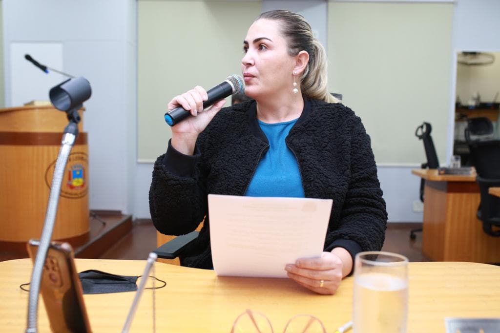 Vereadora pede informações sobre projeto de ampliação da rede de esgoto na cidade