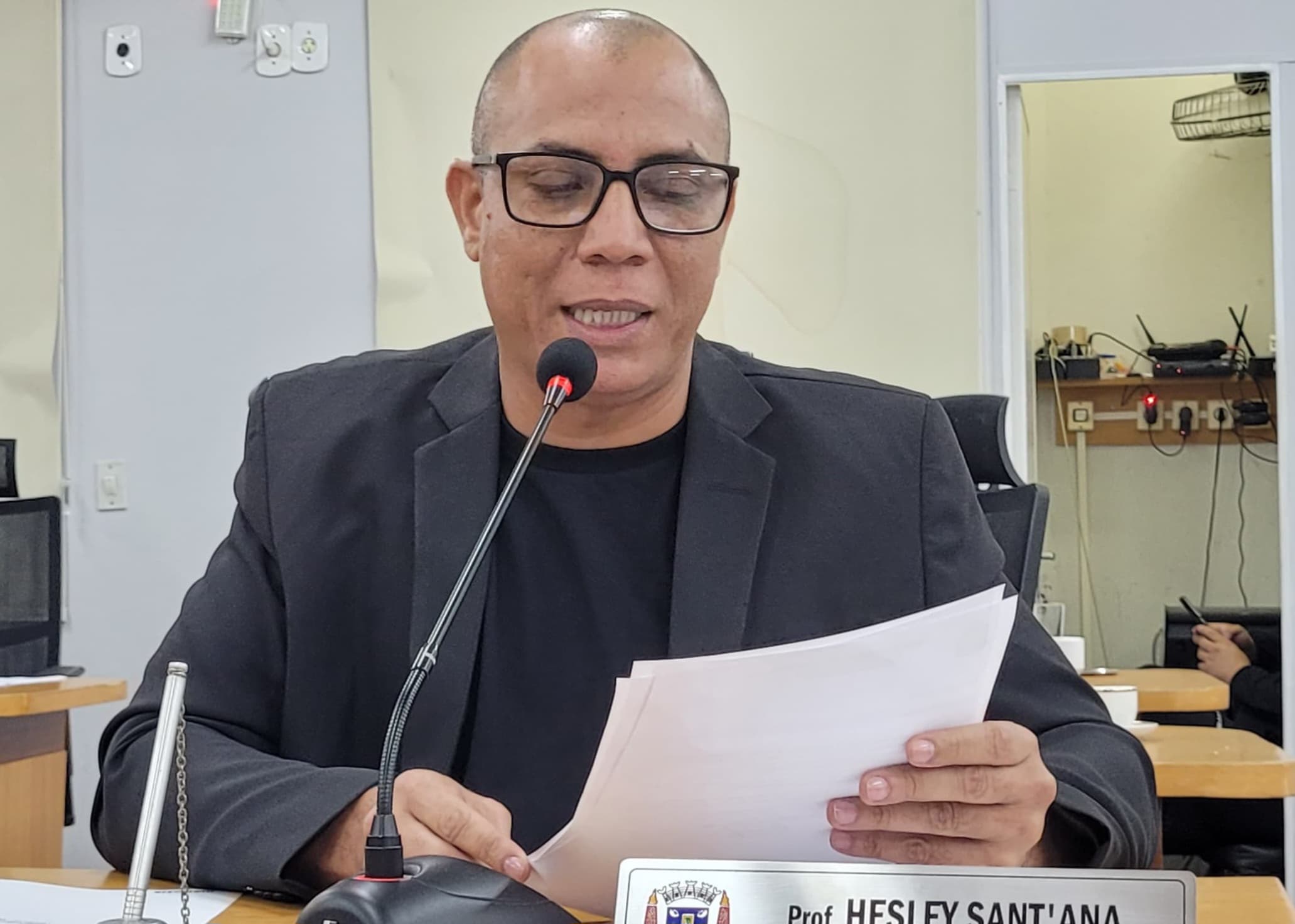 Hesley busca informações sobre quadras esportivas que estão interditadas em escolas