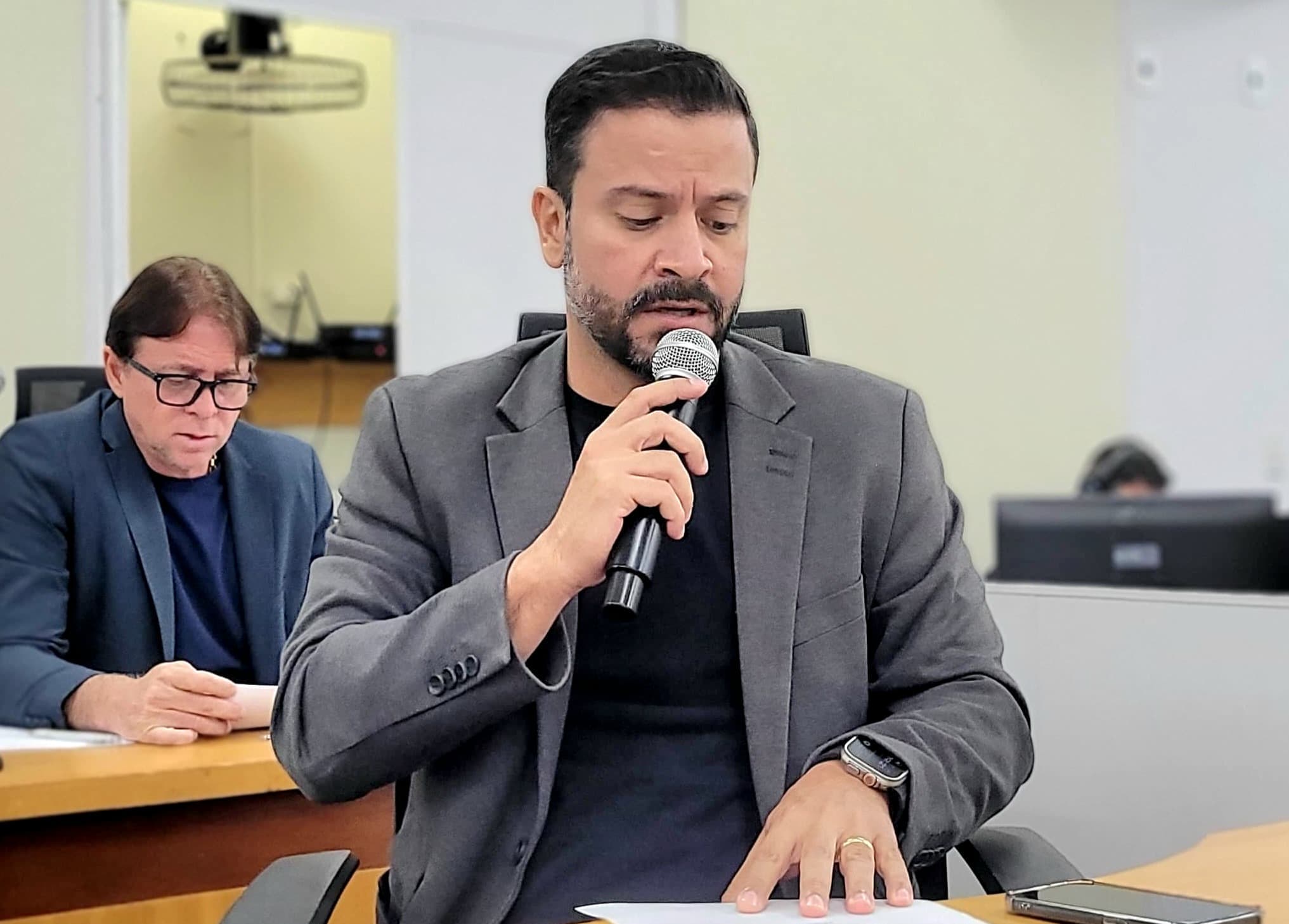 Elinho reivindica sistema de iluminação em via pública do Conjunto Vitória Régia