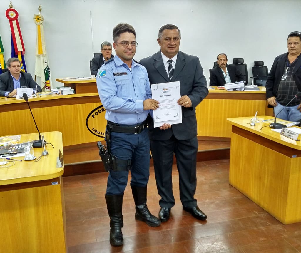 Câmara homenageia policiais e guarda municipal por atos de solidariedade