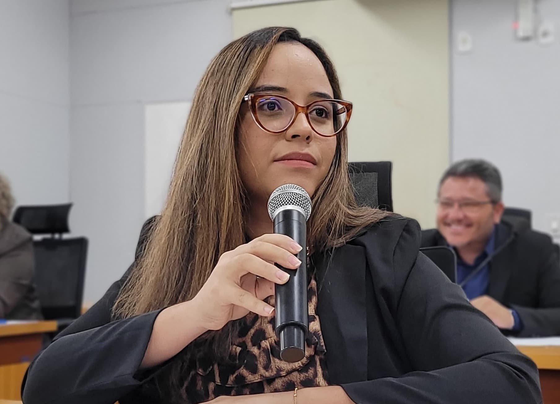 Hanna reivindica pavimentação de via no Guatós, em frente a Centro de Educação Infantil