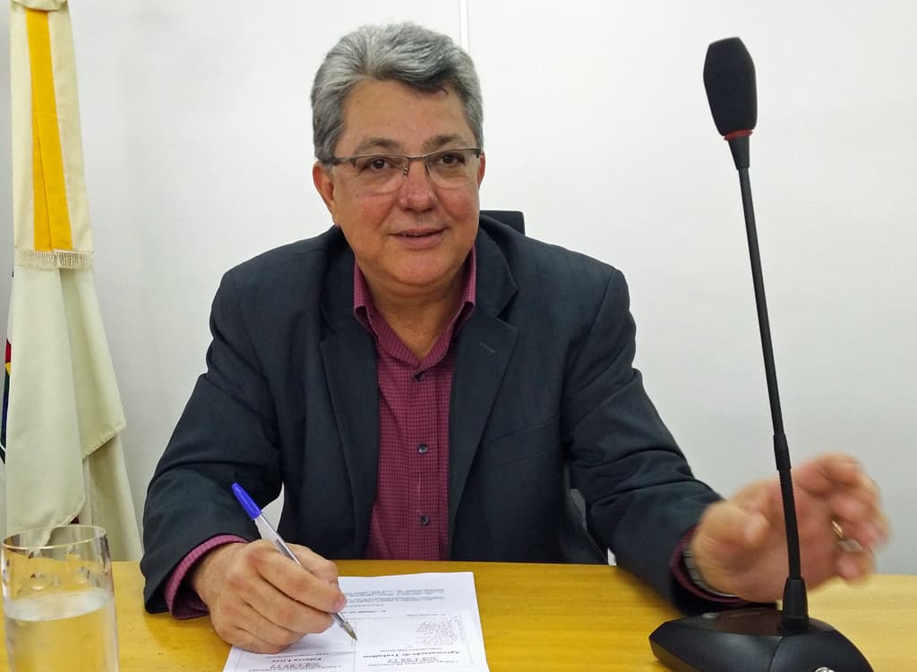 Evander pede reforma da cobertura da quadra de esportes de escola municipal