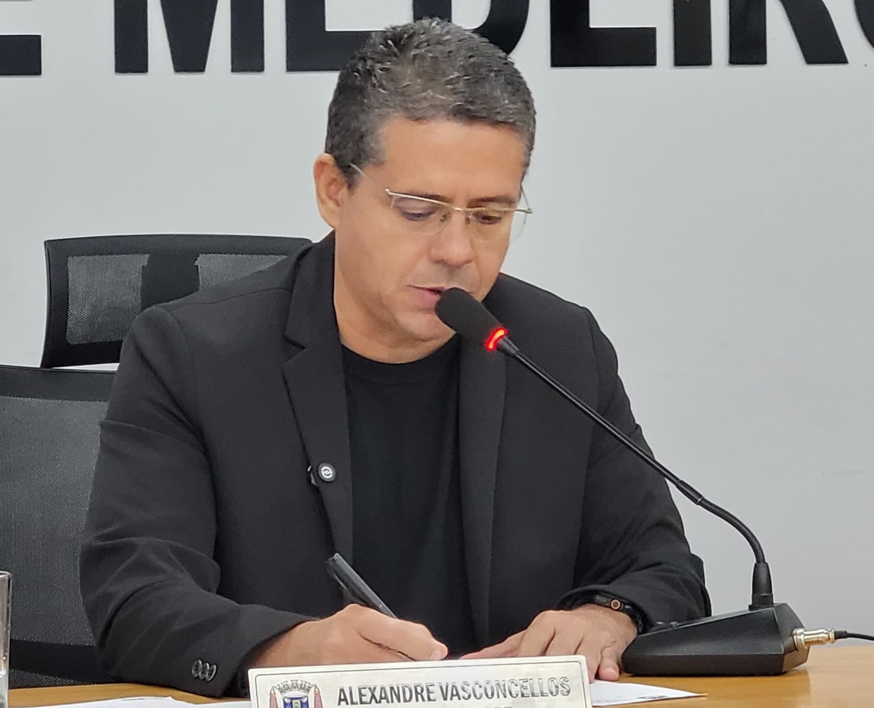 Alexandre reforça necessidade da construção de calçadas em via de intensa movimentação