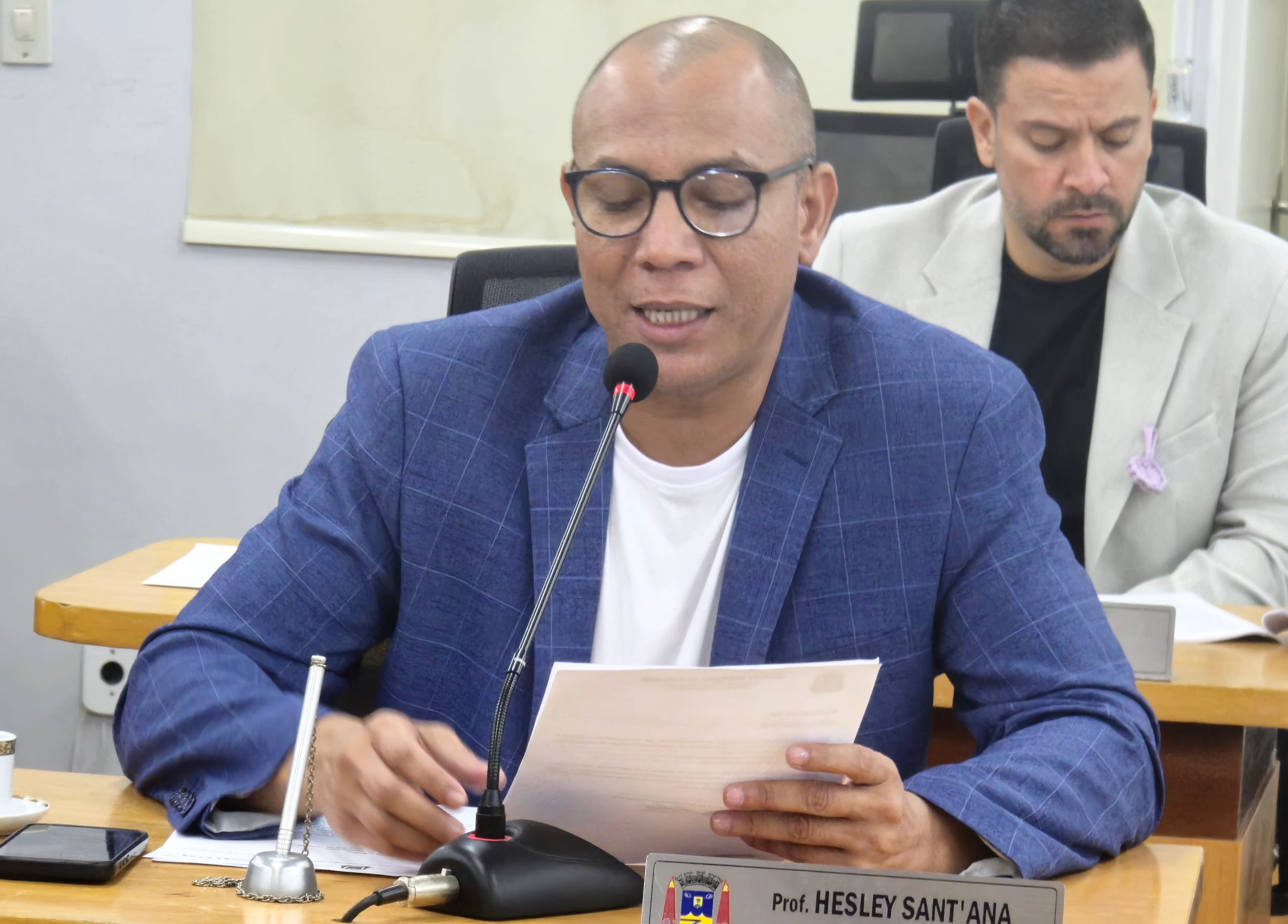 Hesley solicita informações sobre o programa de podas de árvores na cidade
