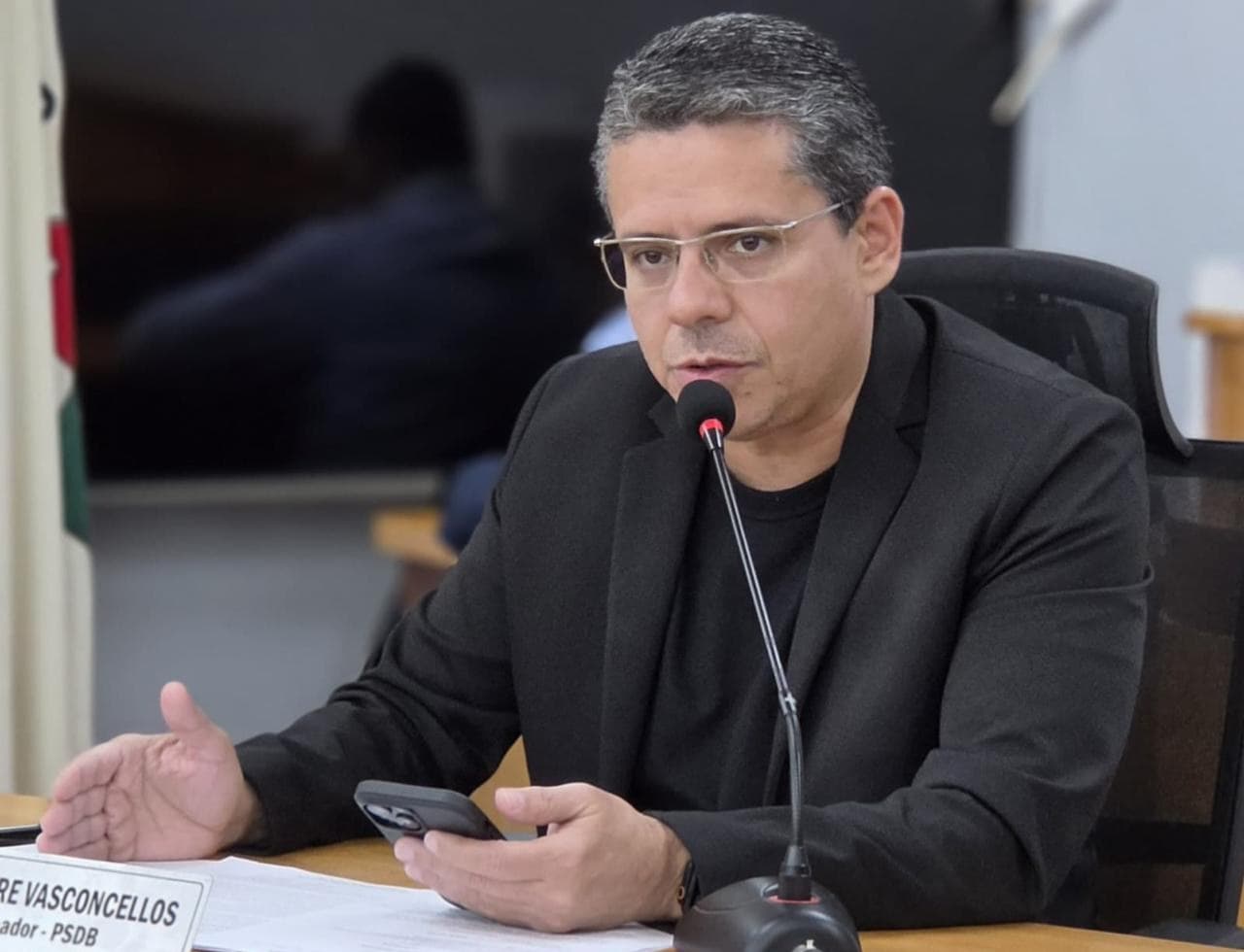 Alexandre busca informações sobre funcionamento do aparelho de ressonância magnética