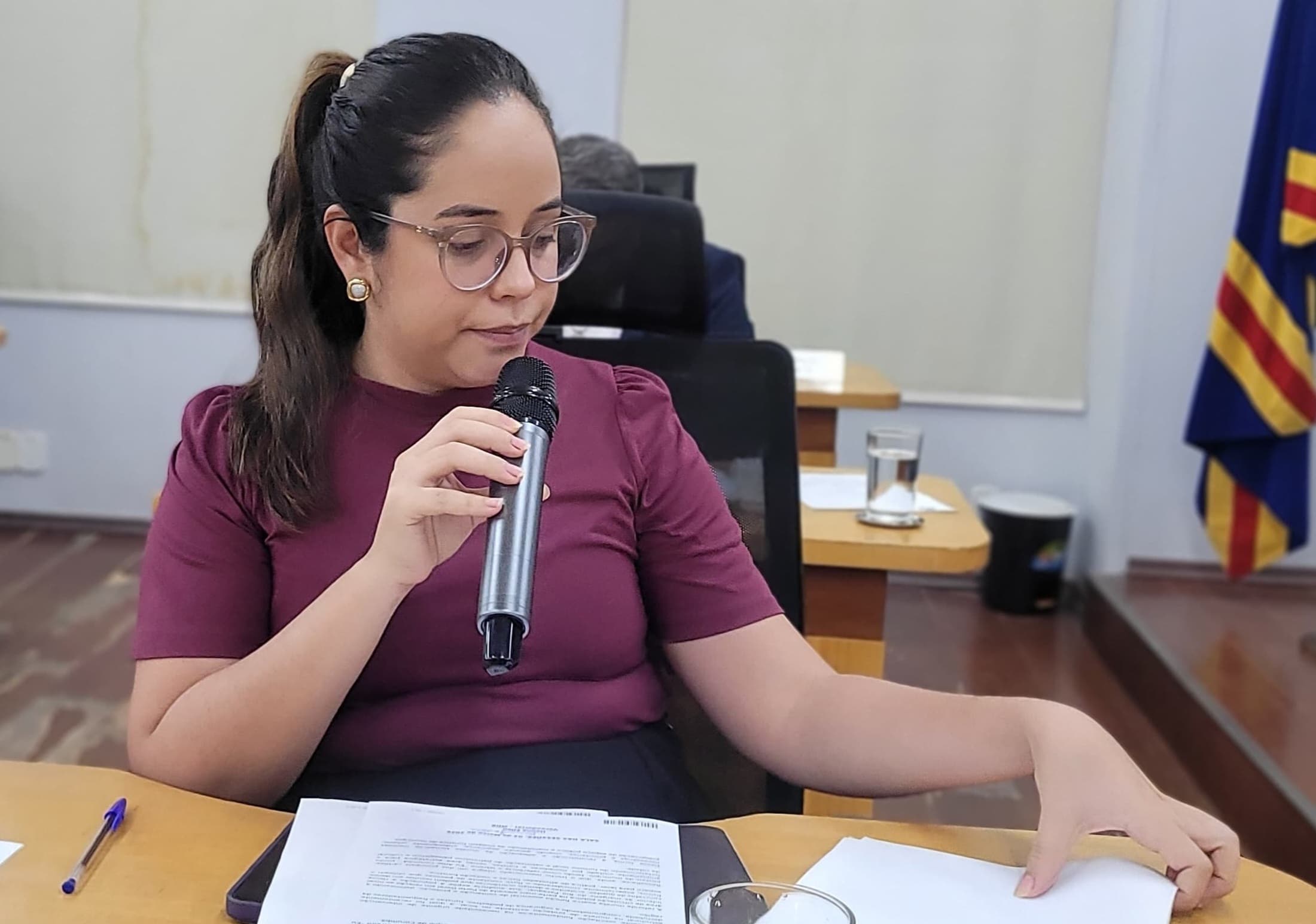 Hanna busca informações sobre confecção e distribuição de prótese dentária à população