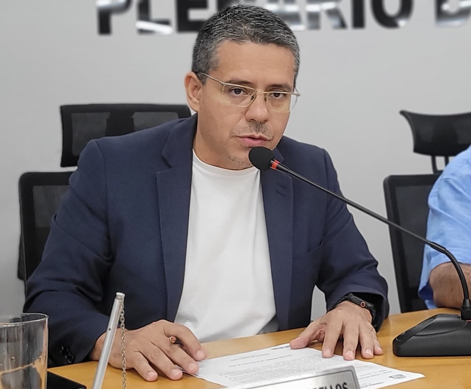 Alexandre busca informações sobre entrega de kits escolares na Rede Municipal de Ensino