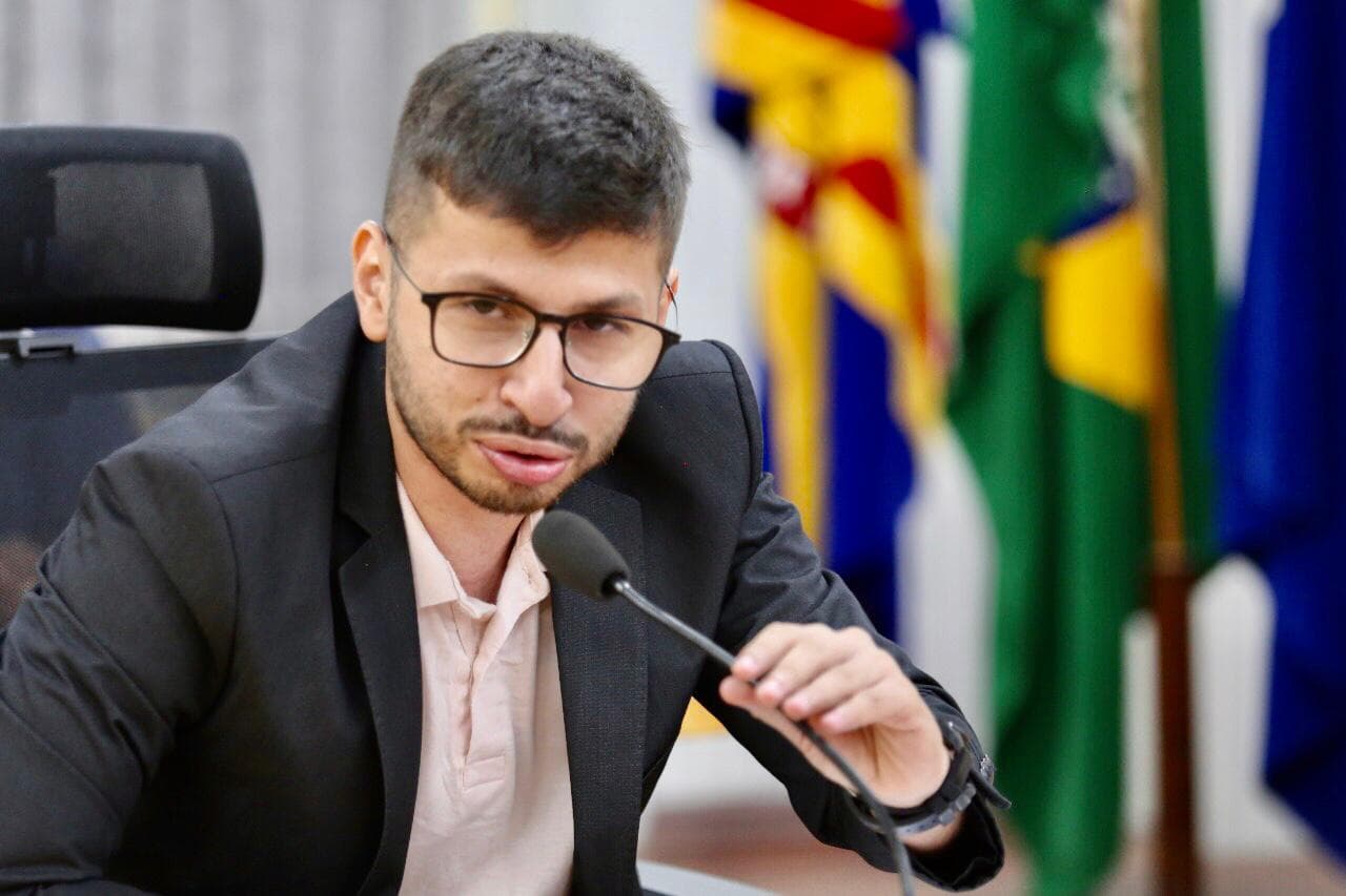 Vereador pede melhorias do pavimento de ruas do Bairro Maria Leite
