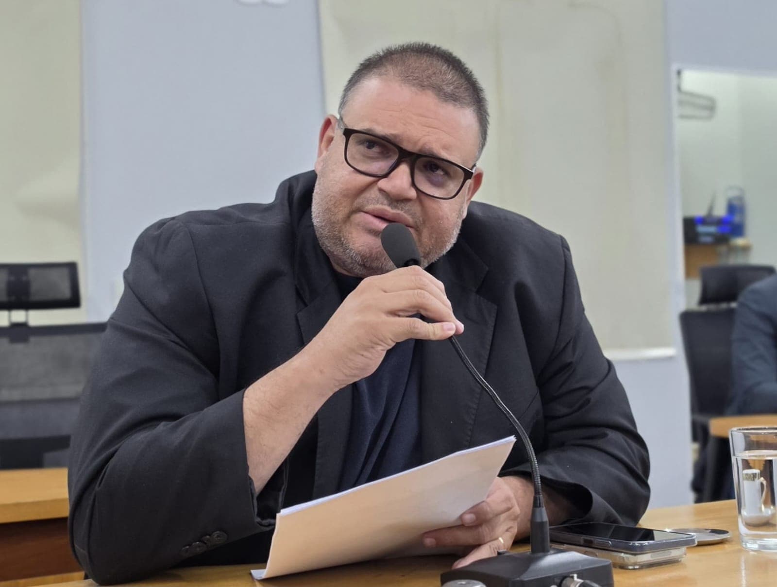 Jovan propõe estudos para reverter auxílio financeiro em kits natalinos