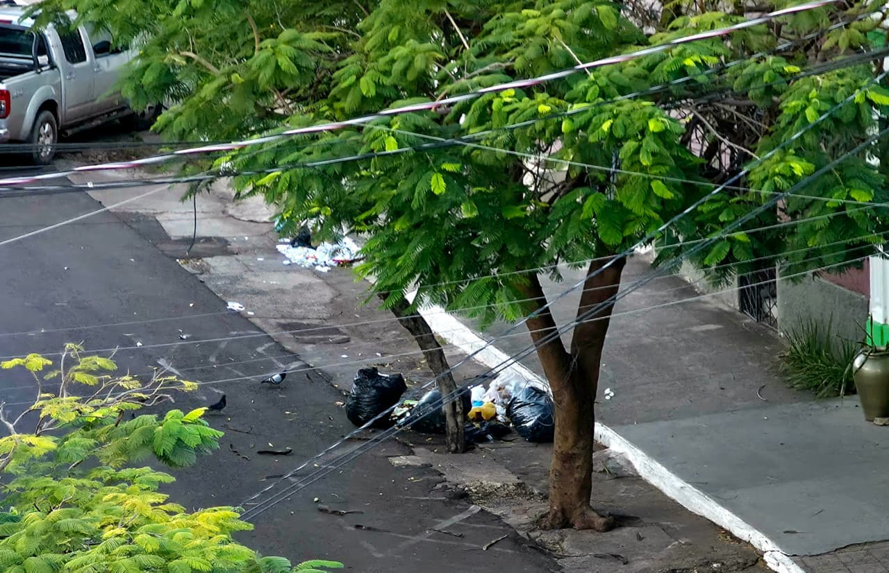 Descarte irregular de lixo aos domingos provoca sujeira na área central da cidade