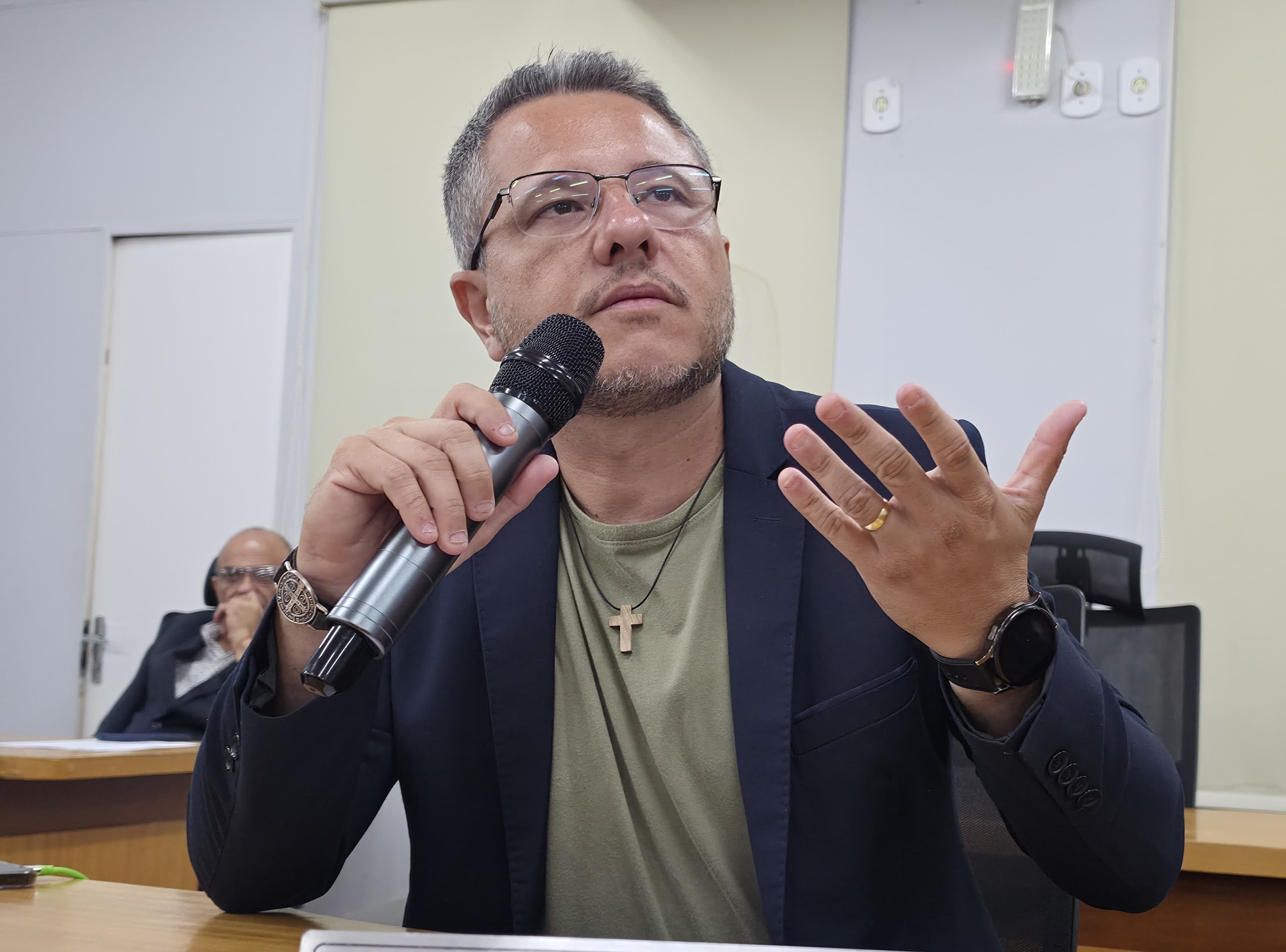 Na Câmara, Cazarin pede recuperação e manutenção da Rua Manoel Cavassa