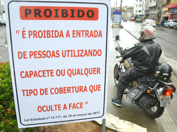 Câmara aprova Projeto de Lei que proíbe uso de capacete em locais fechados