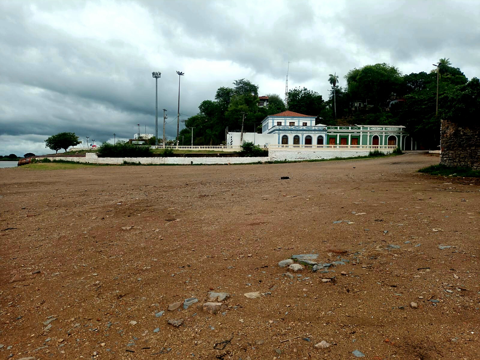 Samyr reivindica instalação de lixeiras na prainha do Porto Geral