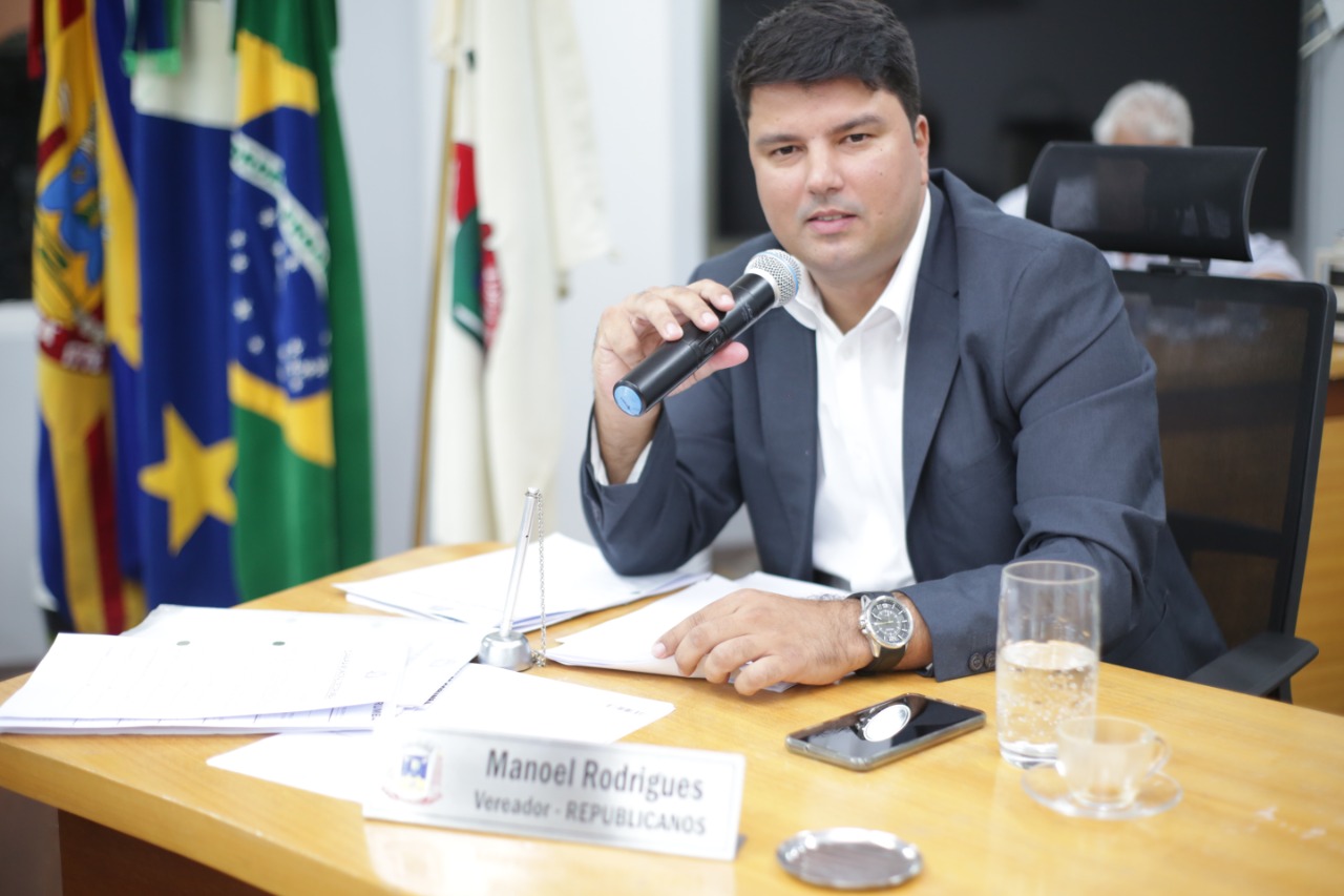 Vereador pede reforma de praça no centro, depredada por vândalos