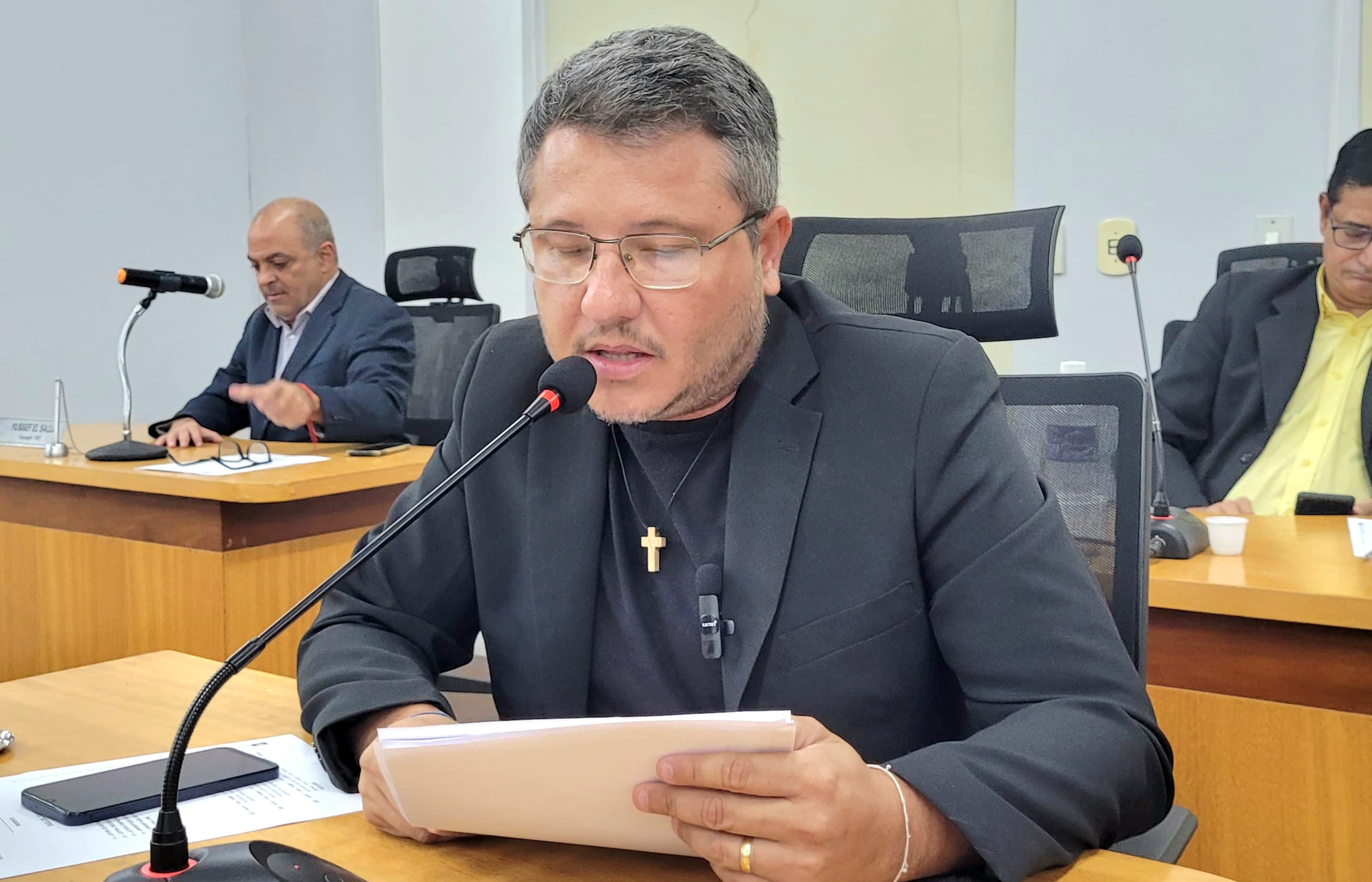 Cazarin solicita manutenção e reparos dos aparelhos de ar-condicionado das escolas