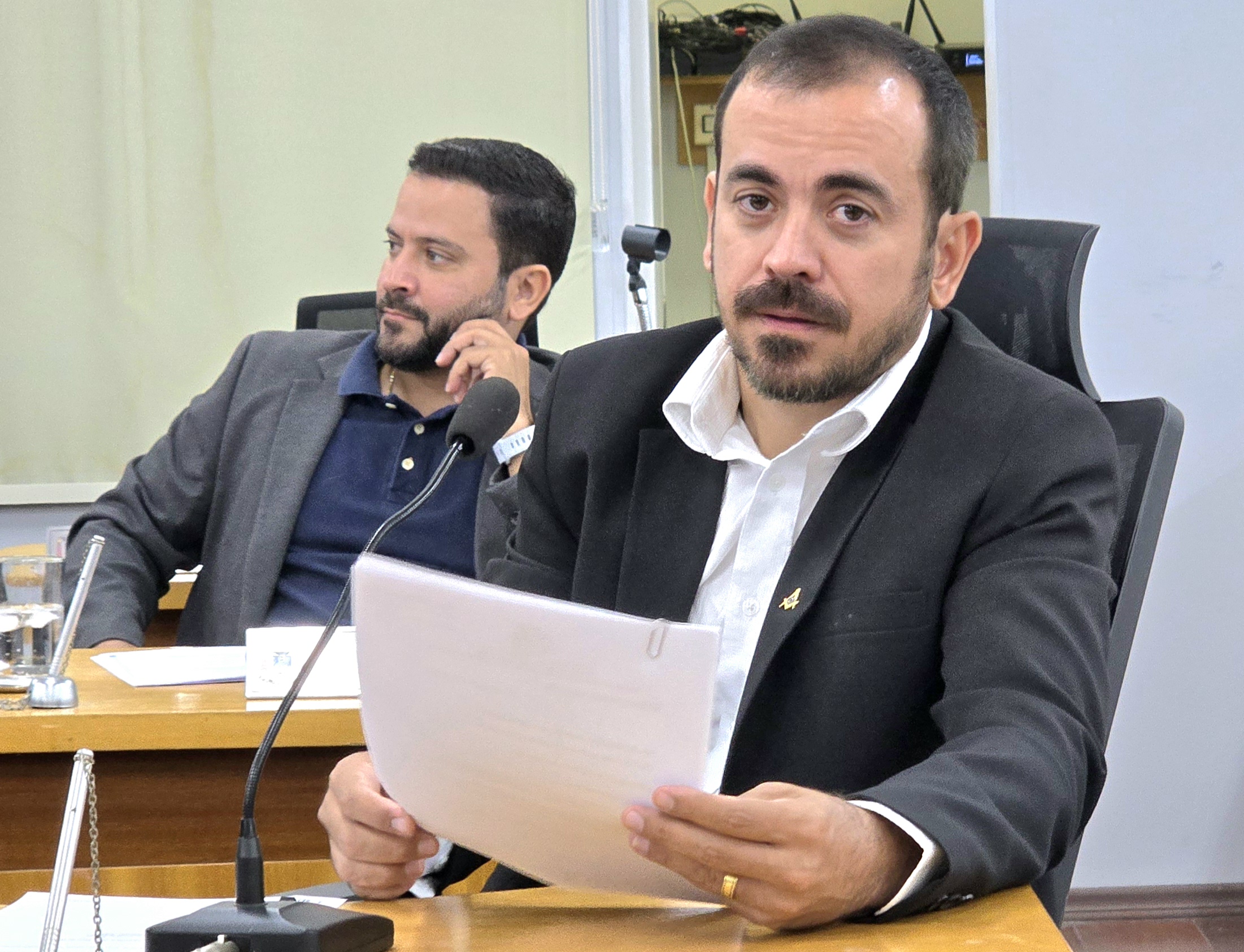 Na Câmara, vereador atende moradores e pede recapeamento de via no Universitário