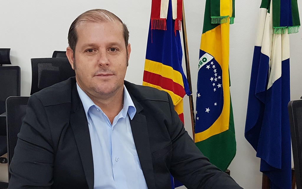 Vereador solicita reparos em mobiliário da biblioteca da Escola Cássio Leite
