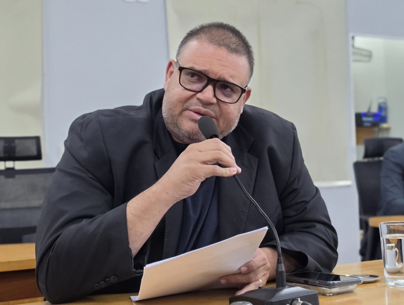 Jovan propõe estudos para reverter auxílio financeiro em kits natalinos