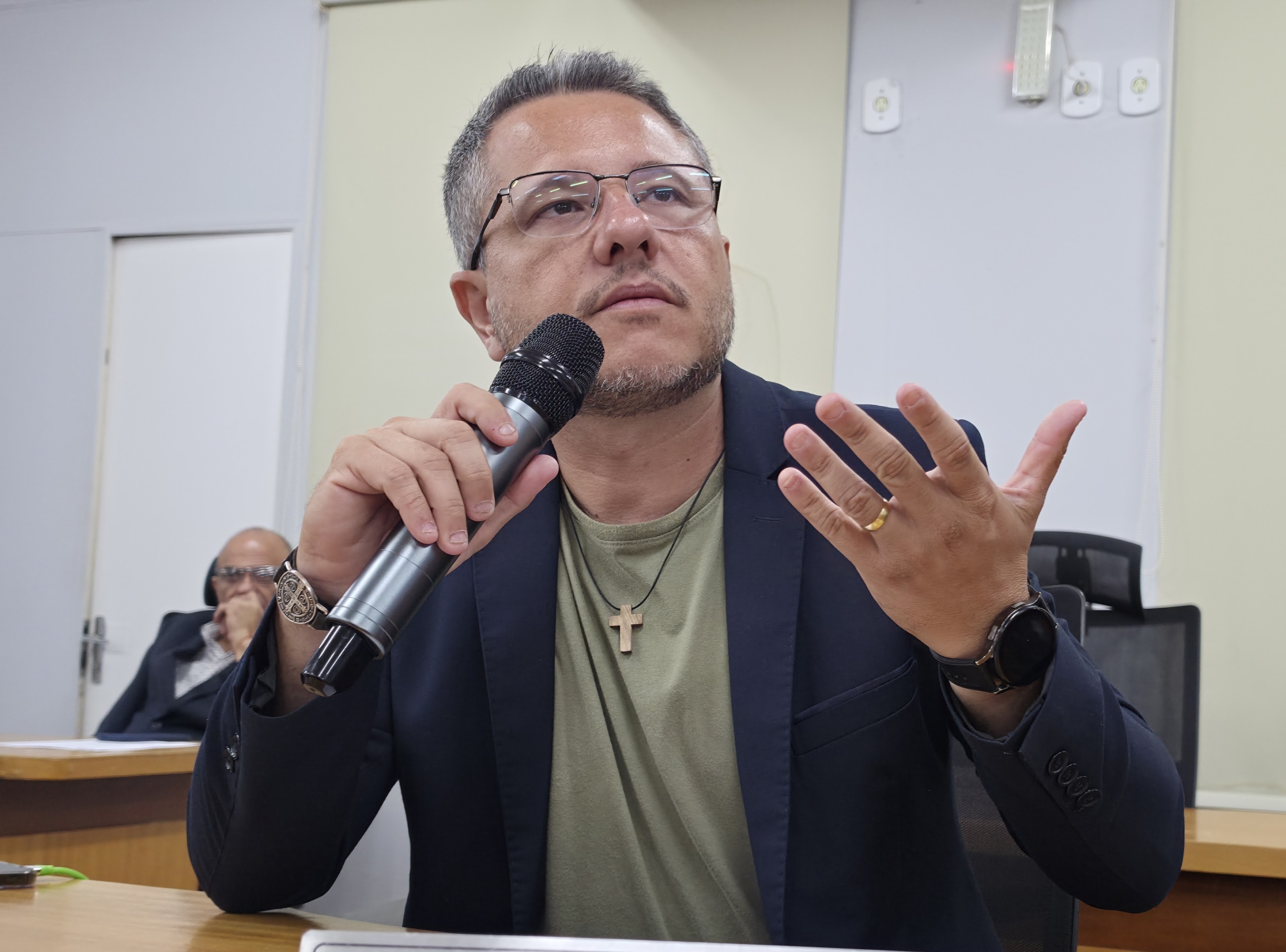 Na Câmara, Cazarin pede recuperação e manutenção da Rua Manoel Cavassa