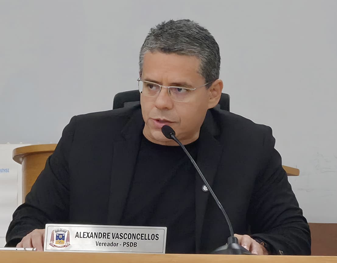 Alexandre busca informação sobre pagamento de benefício a profissionais destaques no IDEB