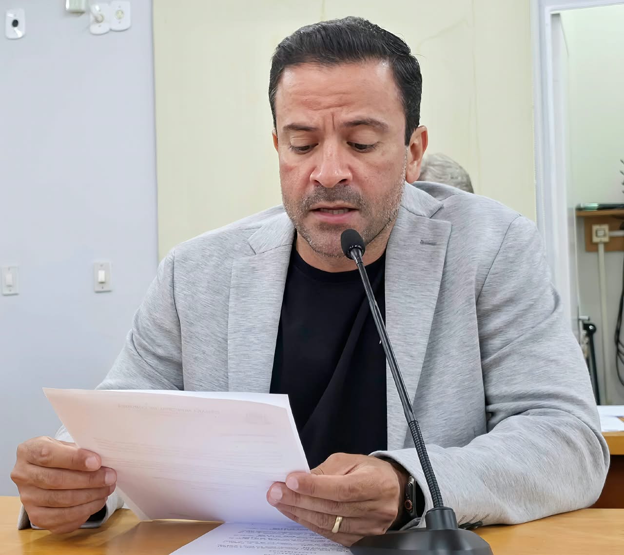 Elinho pede urgência na recuperação da fachada do prédio do ILA
